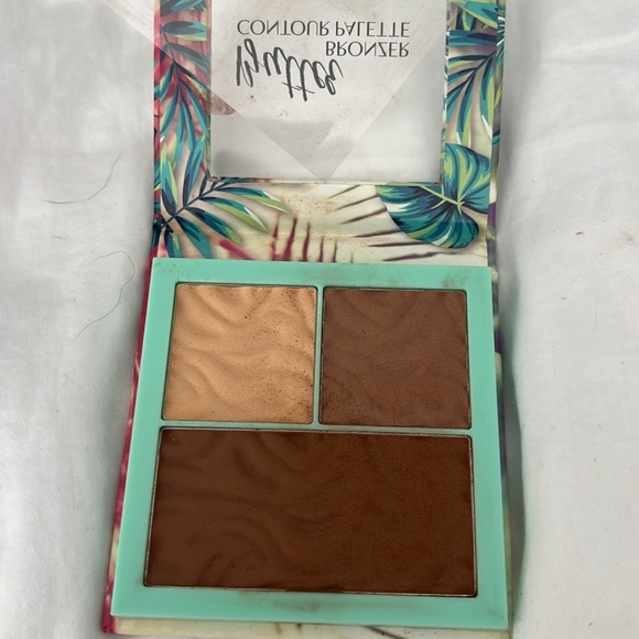 Makeup - Picture 2 of 3